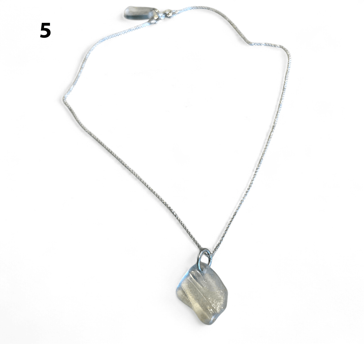 Handgjort silverhalsband med strandglas